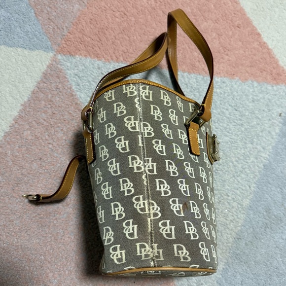 Vintage Authentic Dooney & Bourke Signature Tan & Gray Logo Hobo Bucket Bag - Picture 4 of 9